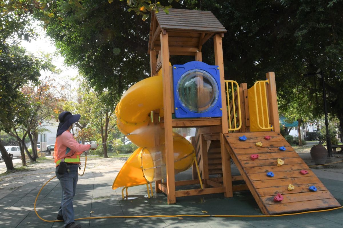 ▲彰化縣啟動全縣防護消毒作業，縣長王惠美、員林市長游振雄到惠來里活動中心，視察清潔隊員消毒情形。（圖／記者陳雅芳攝，2020.03.04）