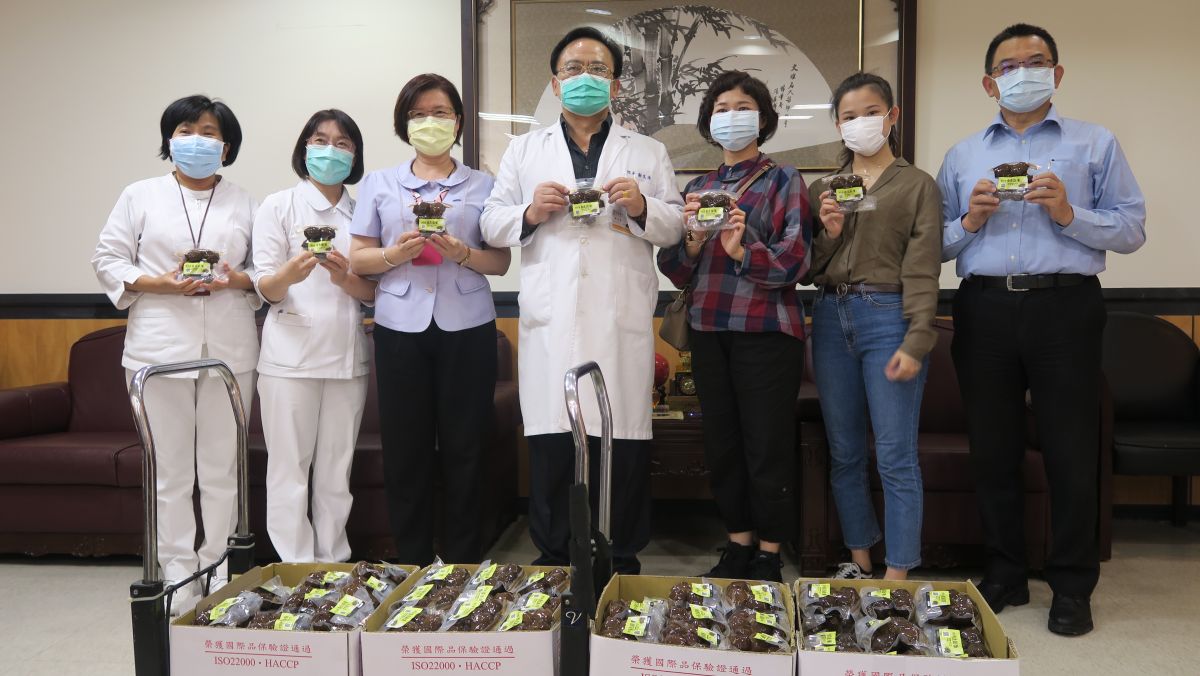 ▲鐵蛋公主從南投草屯來到彰化醫院送給醫護人員養生鐵蛋，希望讓防疫前線的醫護人員也吃得健康安心。（圖／記者陳雅芳攝，2020.03.04）