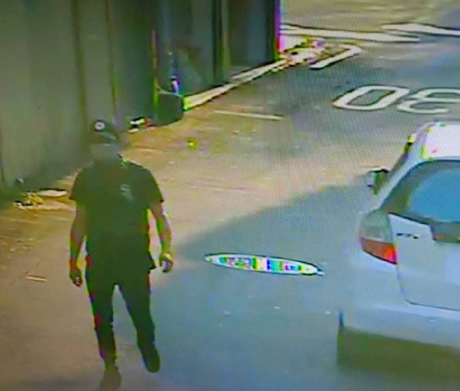 ▲黑衣男持棍棒打蔡阿嘎、二伯。（圖／讀者提供）
