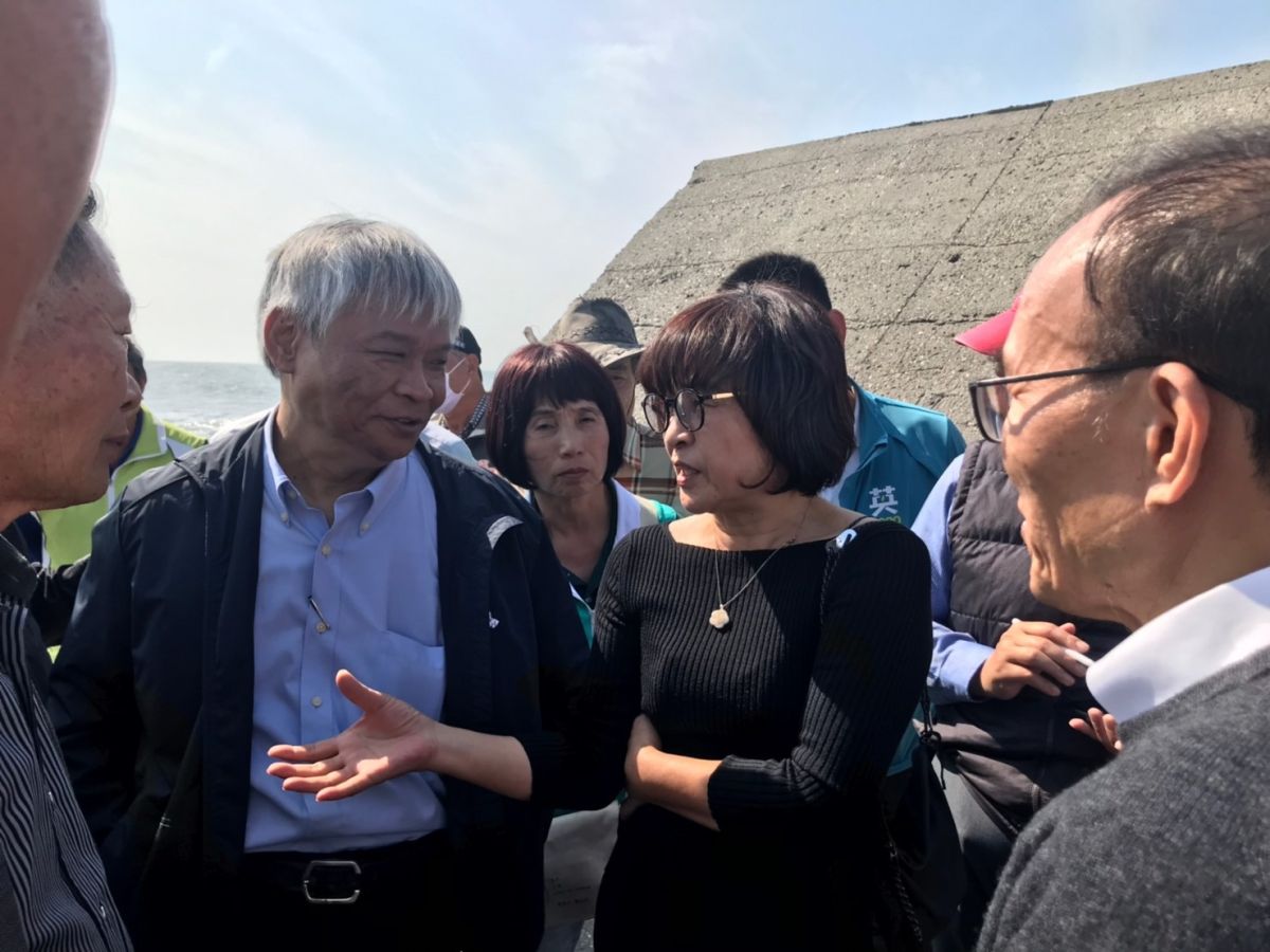 ▲立委蘇治芬與農委會副主委陳添壽會勘箔子寮漁港漂沙、侵蝕與淤積等。（圖／立委蘇治芬提供）