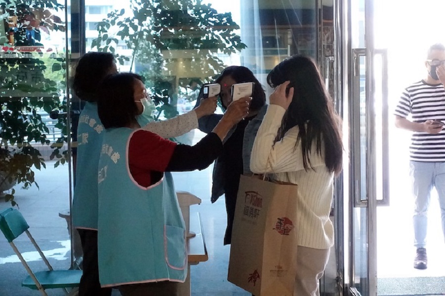 ▲即日起，進人嘉義市政府只能從一樓的大門，同時要經過體溫量測。（圖／記者陳惲朋翻攝，2020,03,04)