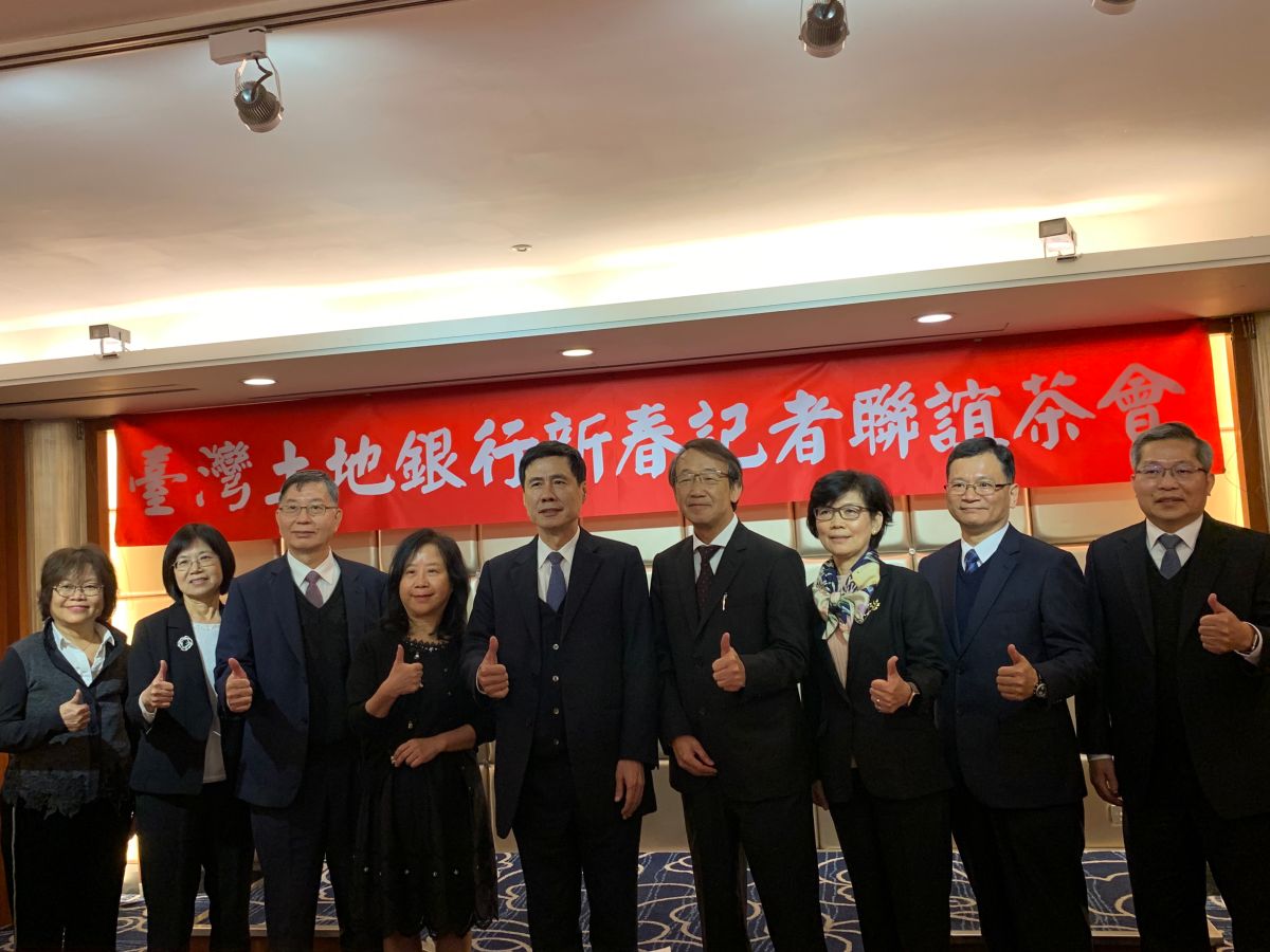 ▲土地銀行舉行新春記者會，董事長黃伯川（圖中）也談到武漢肺炎疫倩對房市的影響。（圖／記者顏真真攝）