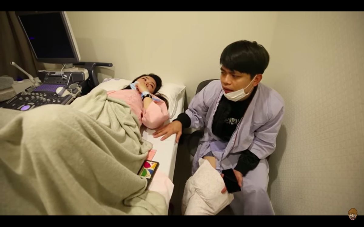 ▲蔡阿嘎、二伯在街上遭黑衣人痛毆。（圖／翻攝蔡阿嘎YouTube）