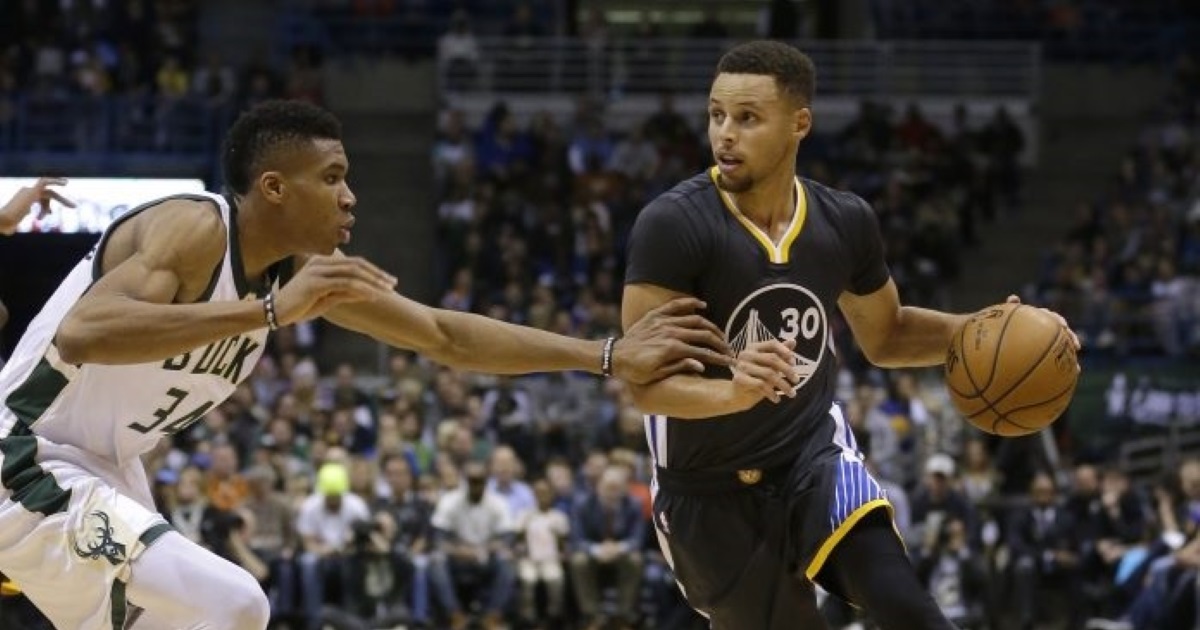 勇士明星後衛Stephen Curry 和公鹿前鋒Giannis Antetokounmpo對位。（圖／美聯社／達志影像）
