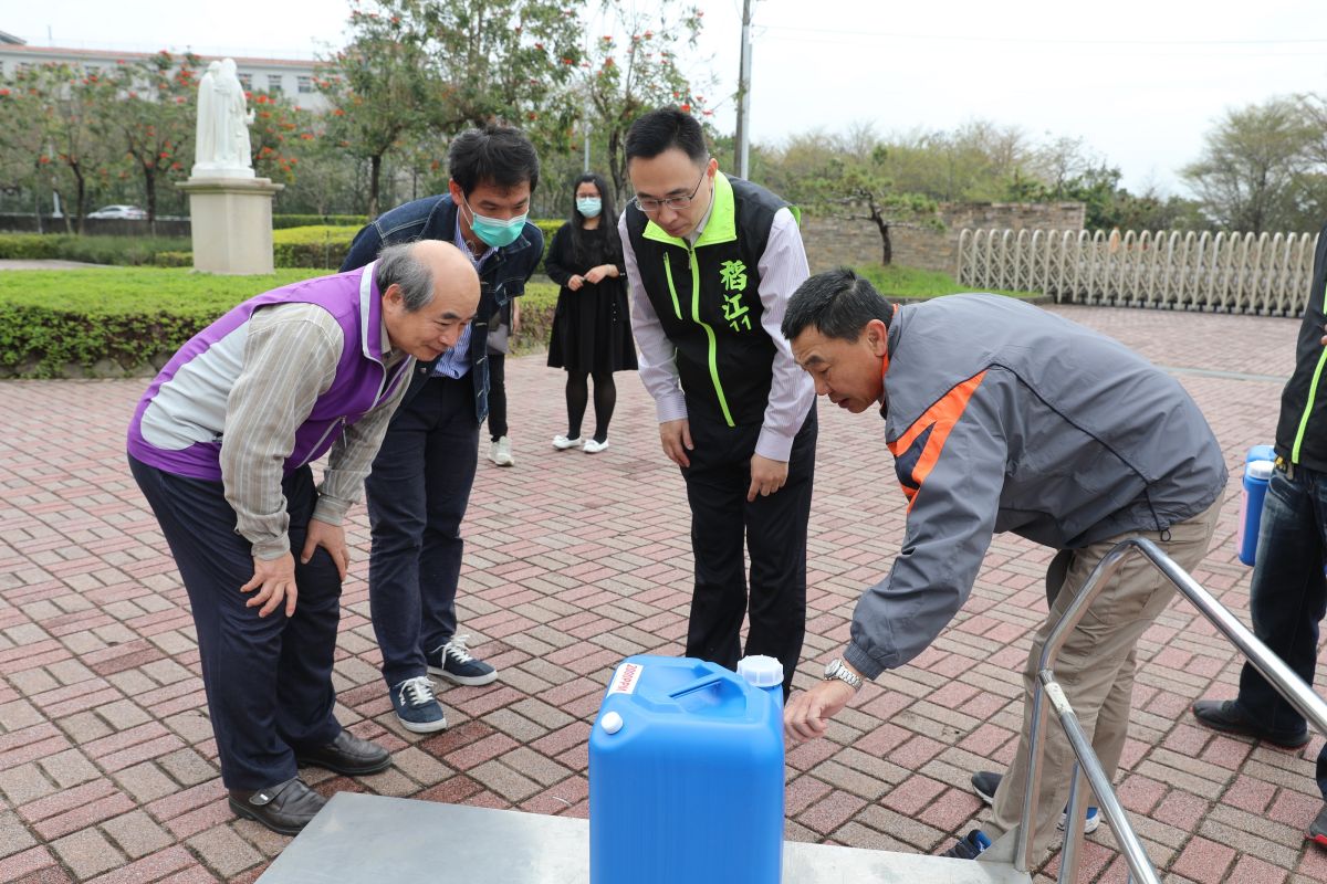 ▲稻江科技暨管理學院為了協助社區防疫，從3月4日起到27日，每週三免費提供「次氯酸水消毒液」給鄰近社區及社福機構。（圖/稻江提供，2020.03.05）