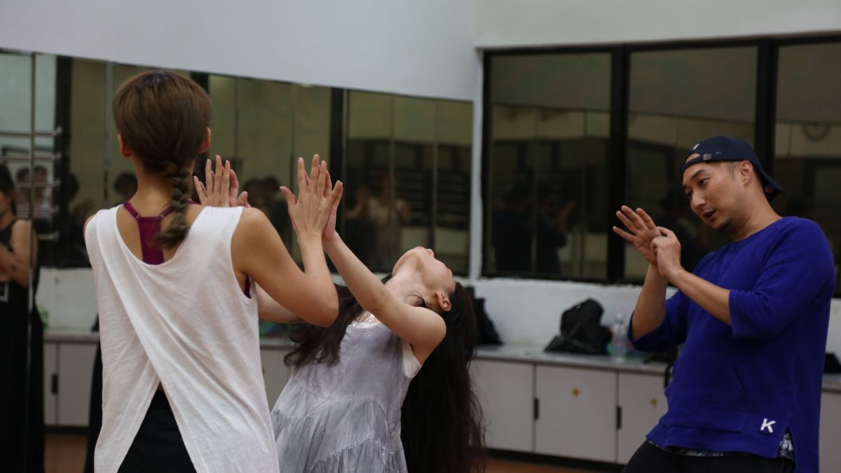 ▲呂洋子（中）練習做出肢體不協調的詭異動作。圖右為導演奚岳隆。（圖／傳影互動）