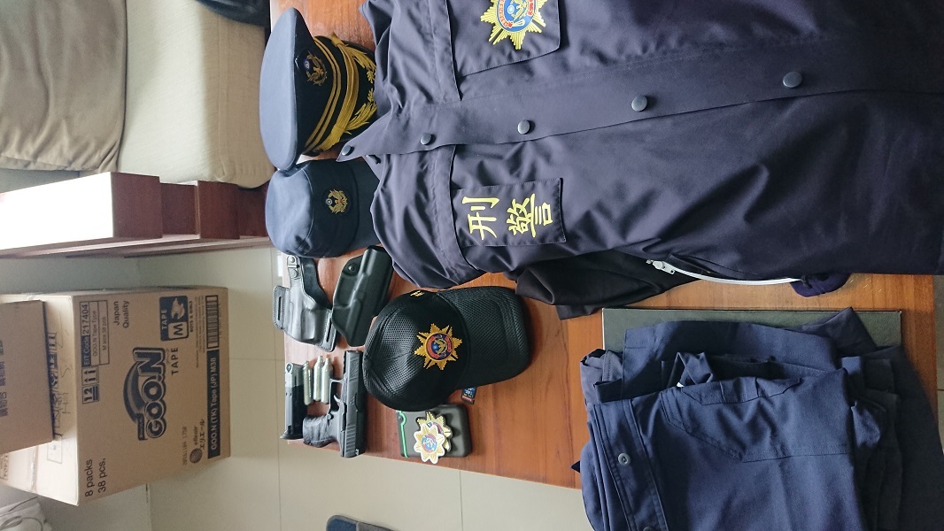▲陳姓冒牌警官購置大批製服手銬警徽等行頭（圖／警方提供）