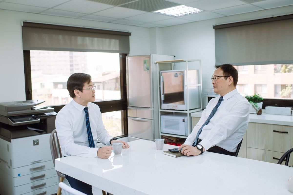 ▲王捷拓、林柏宏合開律師事務所，同時結合測謊、數位科技採證於一身，保障更多公司或民眾生命及財產安全。(圖／觀晰科技法律事務所 提供)