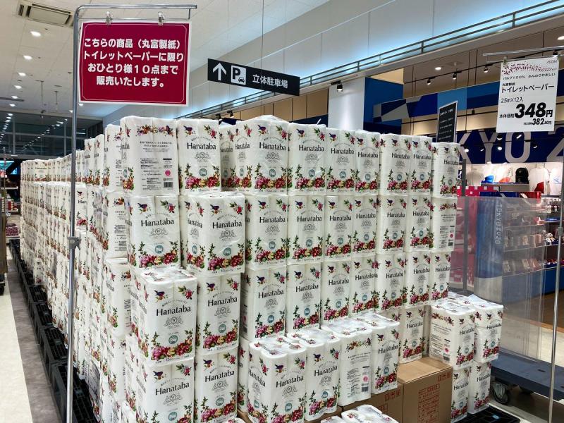 日本反制衛生紙之亂！賣場堆成山　一人限購10串被讚爆
