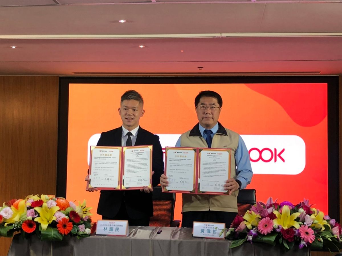 ▲台南市長黃偉哲及KLOOK行銷總監林耀民出示雙方簽署的合作備忘錄（圖／記者林怡孜攝，2020,03,05）