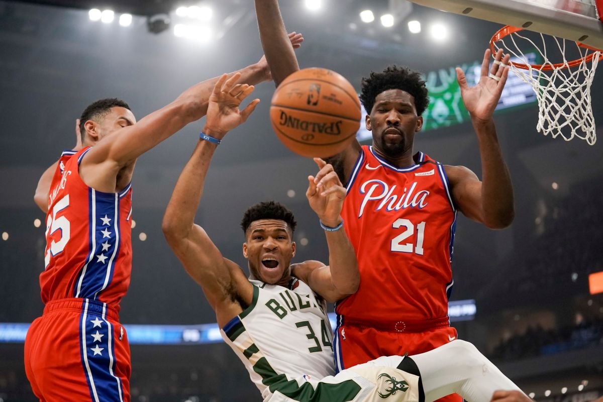 ▲76人計畫季後賽要讓兩主力Ben simmons（左）、Joel Embiid（左）去防守公鹿「字母哥」Giannis Antetokounmpo（中）。（圖／美聯社／達志影像）