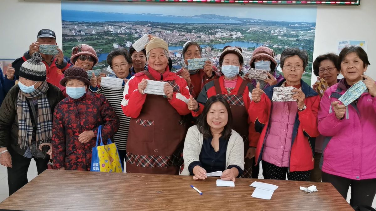 ▲金門古寧頭社區推「口罩套Diy班」，吸引阿公阿嬤報名參加。（圖／蔡若喬攝, 2020.03.05）