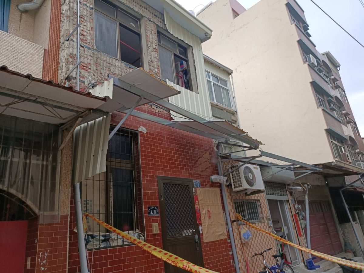 ▲台南臨安路一處民宅工地，3日下午發生工人墜樓意外。（圖／民眾提供）