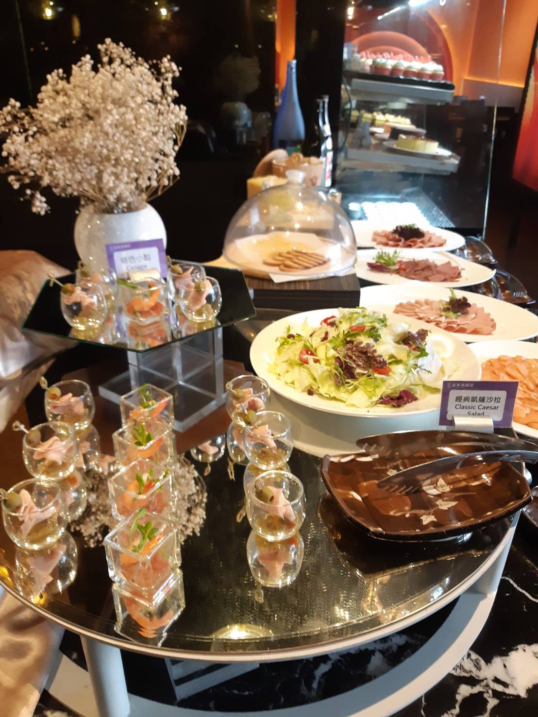 ▲刺激消費，台中星饗道百匯推出買一送一，殺很大，引起同業側目。（圖／星饗道提供）