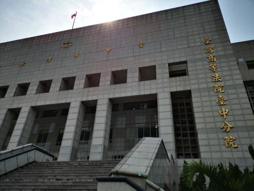 不滿「母子三屍案」兇嫌逃死!男子衝法院大門割腹濺血 嚇壞民眾