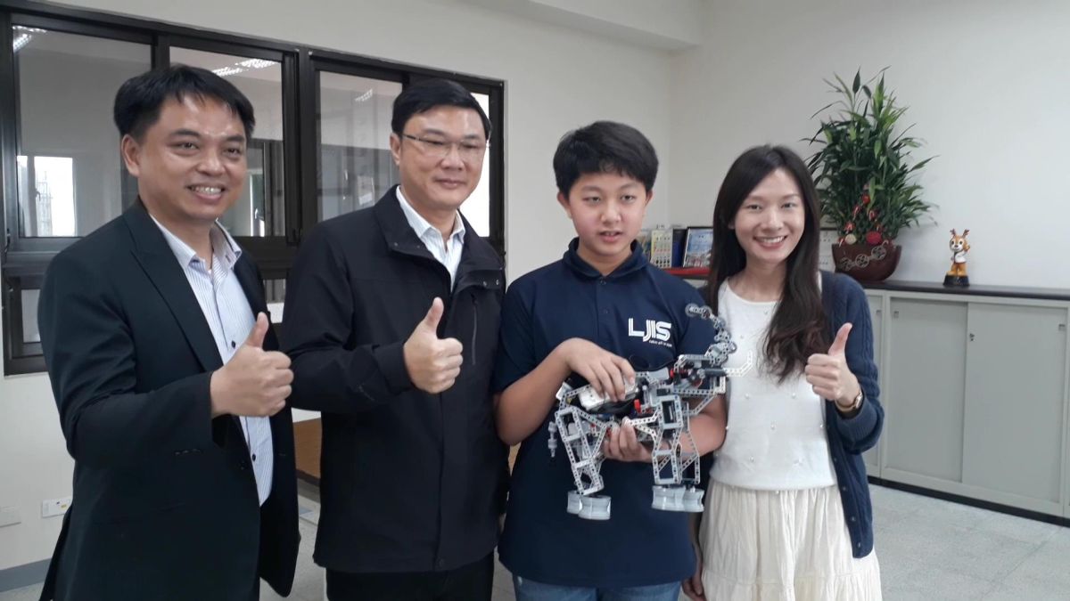 ▲鹿江國際中小學王寶鈞參加「FIRST 機器人大賽台灣選拔賽」，勇奪全國第一名與機器人表現獎，鹿港鎮長許志宏鼓勵王寶鈞勇敢實現夢想。（圖／記者陳雅芳攝，2020.03.05）