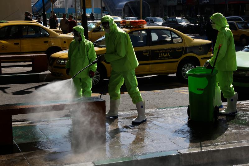 ▲防疫人員在伊朗德黑蘭街頭消毒。（圖／美聯社／達志影像）