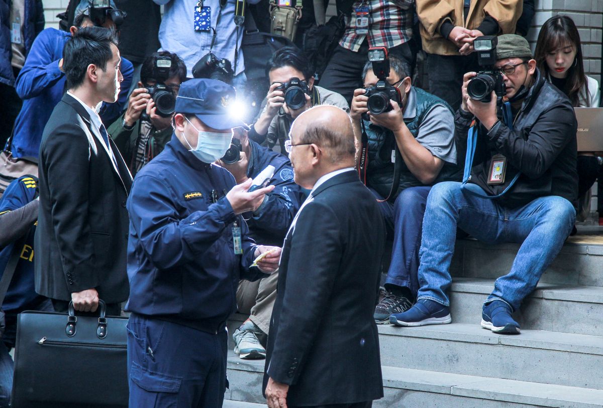 ▲行政院長蘇貞昌前往立院提出施政方針及施政報告，會前接受體溫測量。（圖／記者葉政勳攝, 2020.3.6）