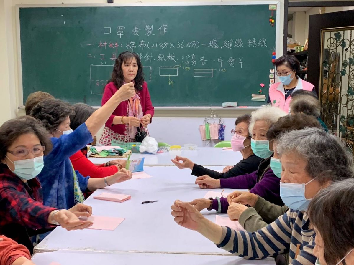 ▲台中市水噹噹關懷協會舉辦「手做口罩套」，重拾針線「做手藝」都覺得很開心。(圖／柳榮俊翻攝2020.3.6)