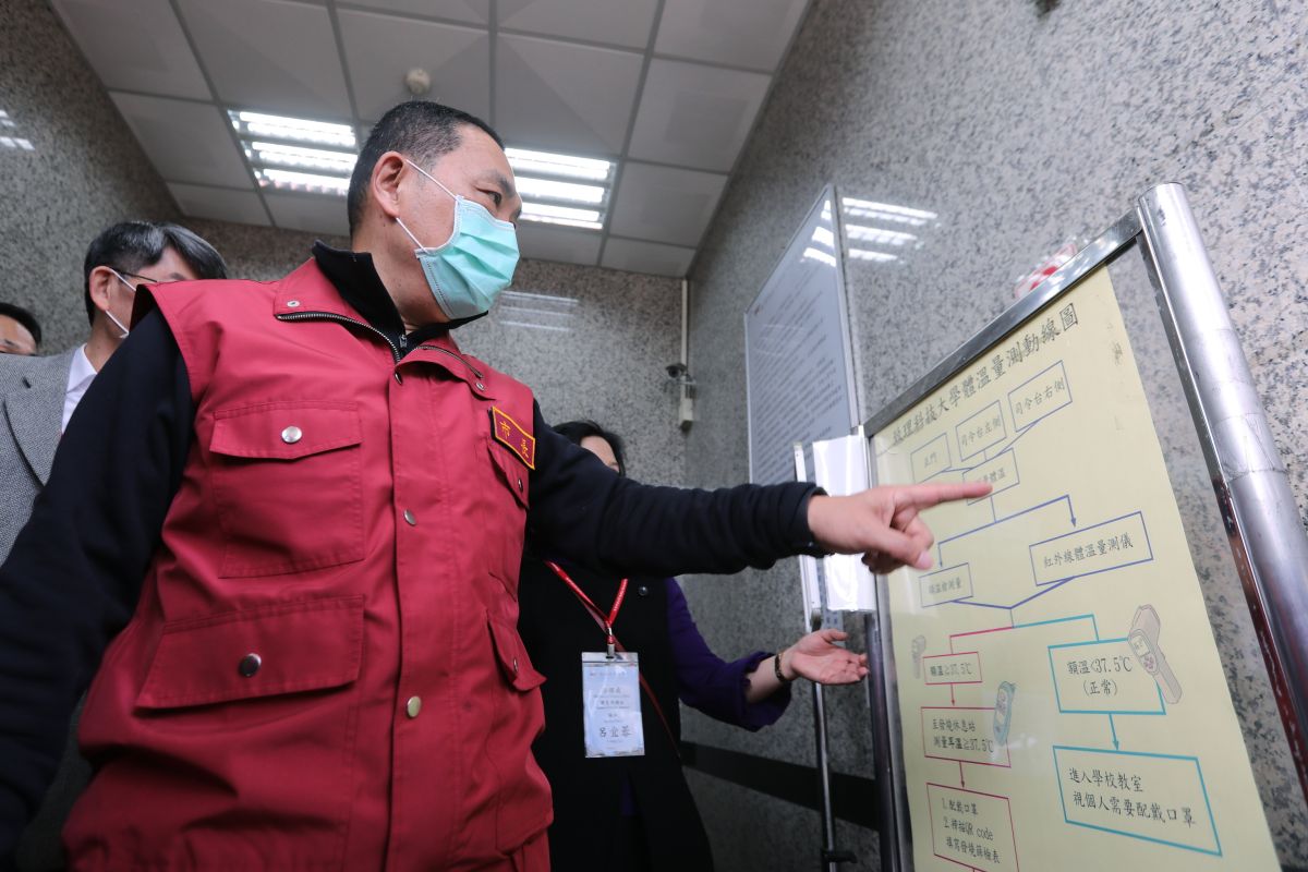 ▲因應武漢疫情，新北市長侯友宜今（6）日視察致理科技大學防疫準備工作，包括入校量體溫、進校動線。（圖／新北市新聞局提供）