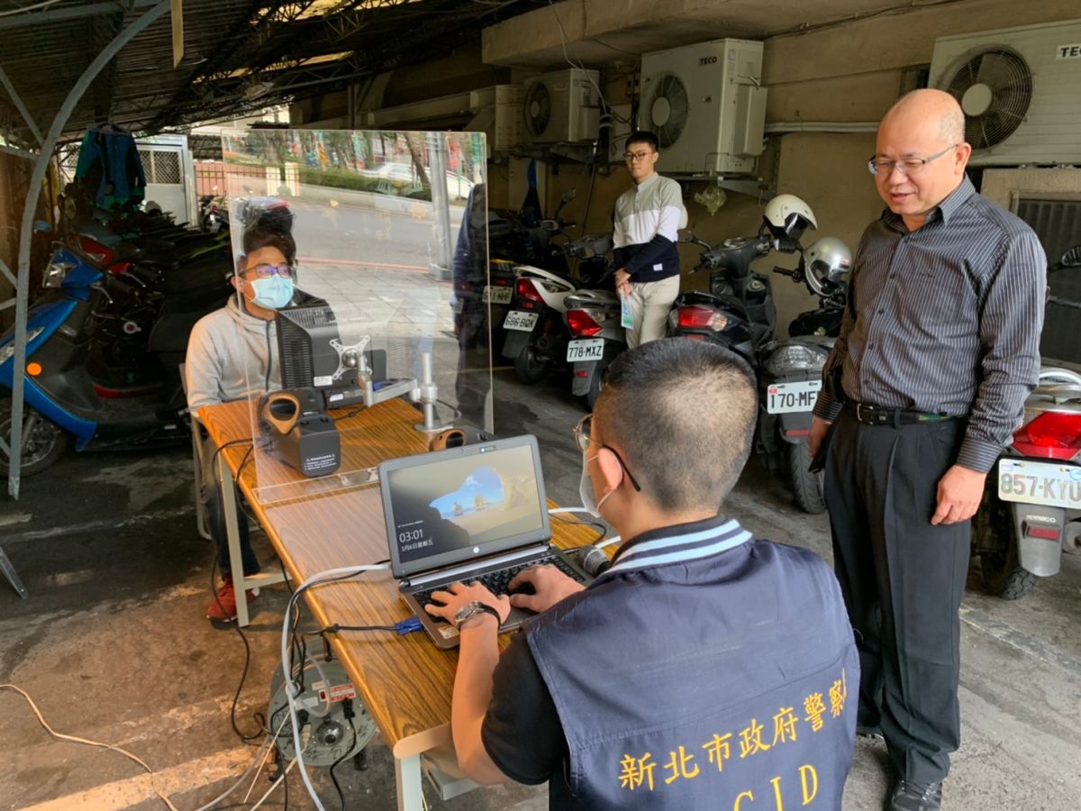 ▲板橋警分局也特別在分局及派出所設立臨時的戶外偵詢處，架設筆電、照明設備及隔離版等，進行隔離偵詢。（圖／板橋警分局提供）