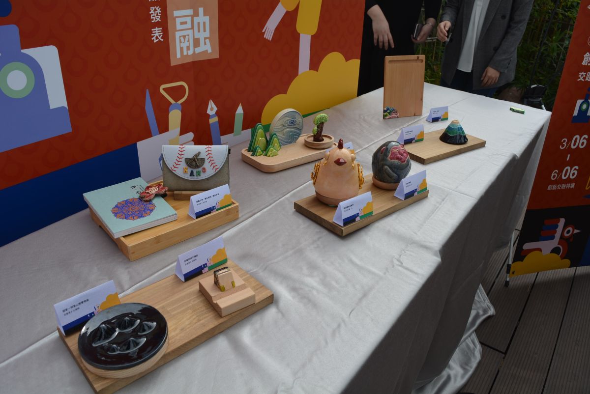 ▲交趾陶素材以薰香、擺飾、文具、3C用品配件等形式融入各種日常生活用品中。（圖／記者郭政隆攝影2020.3.6）