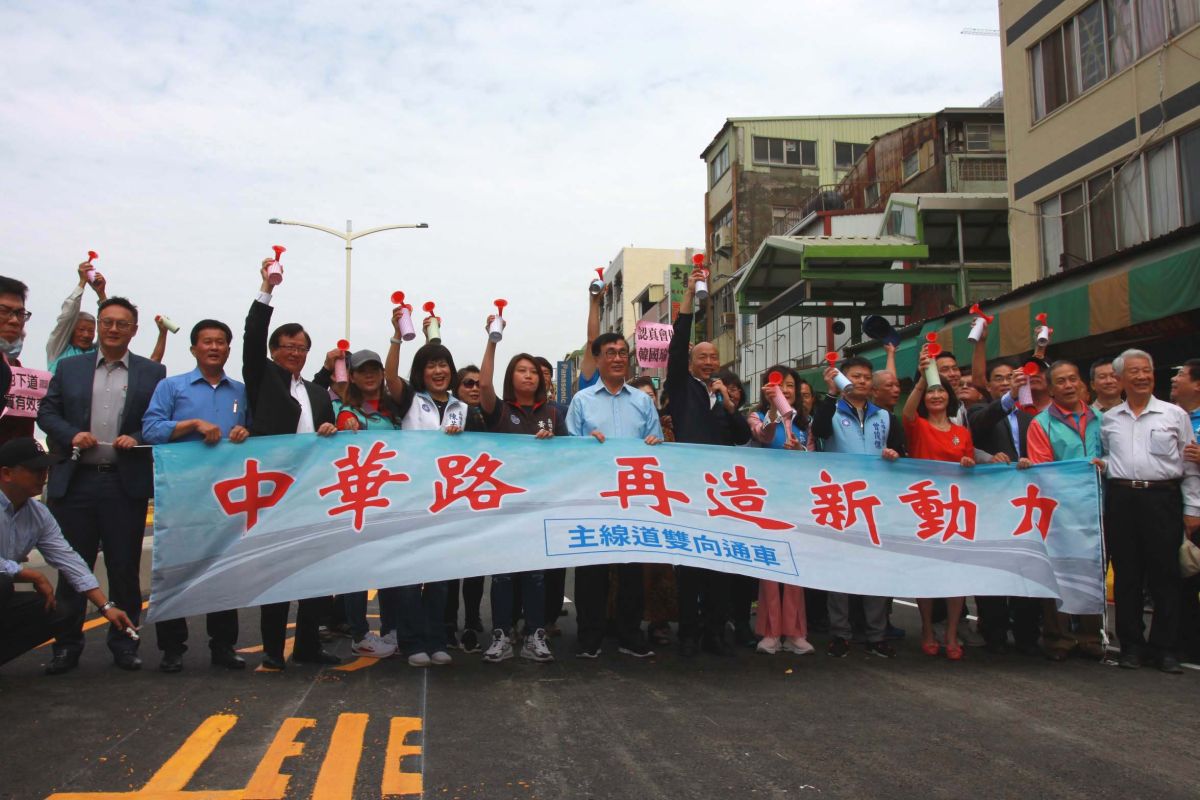 ▲高雄市長韓國瑜與地方人士參加中華地下道填平拆除作業後的主線道雙向通車。(圖／高市府提供)