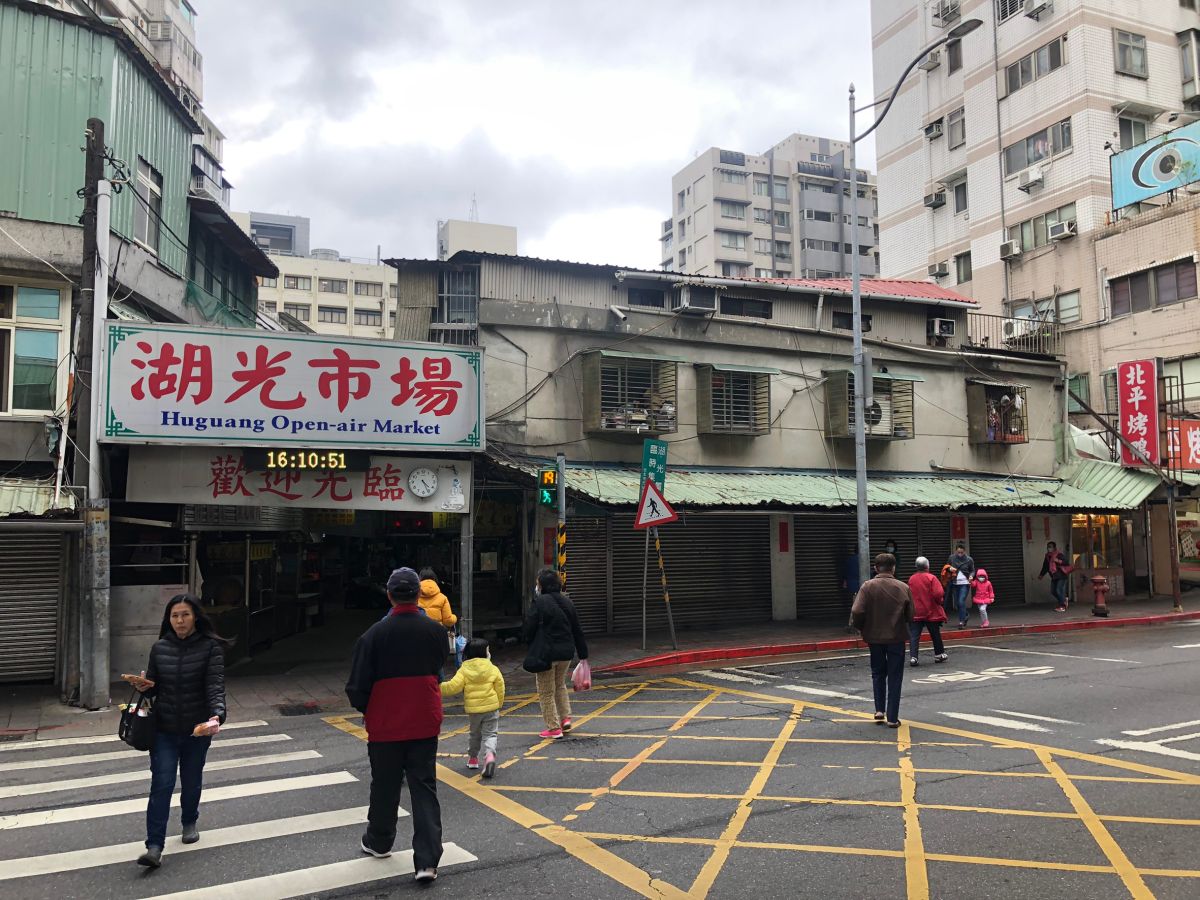 ▲內湖區去年單坪最貴店面在在湖光市場內，由豬肉攤承租。(圖／信義房屋提供)