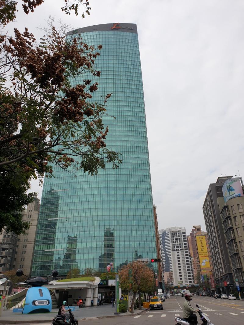 ▲樓高46層的台中亞緻飯店是台中地標，撐不過疫情衝擊，3月8日結束營業。（圖／金武鳳攝，2020.3.6)