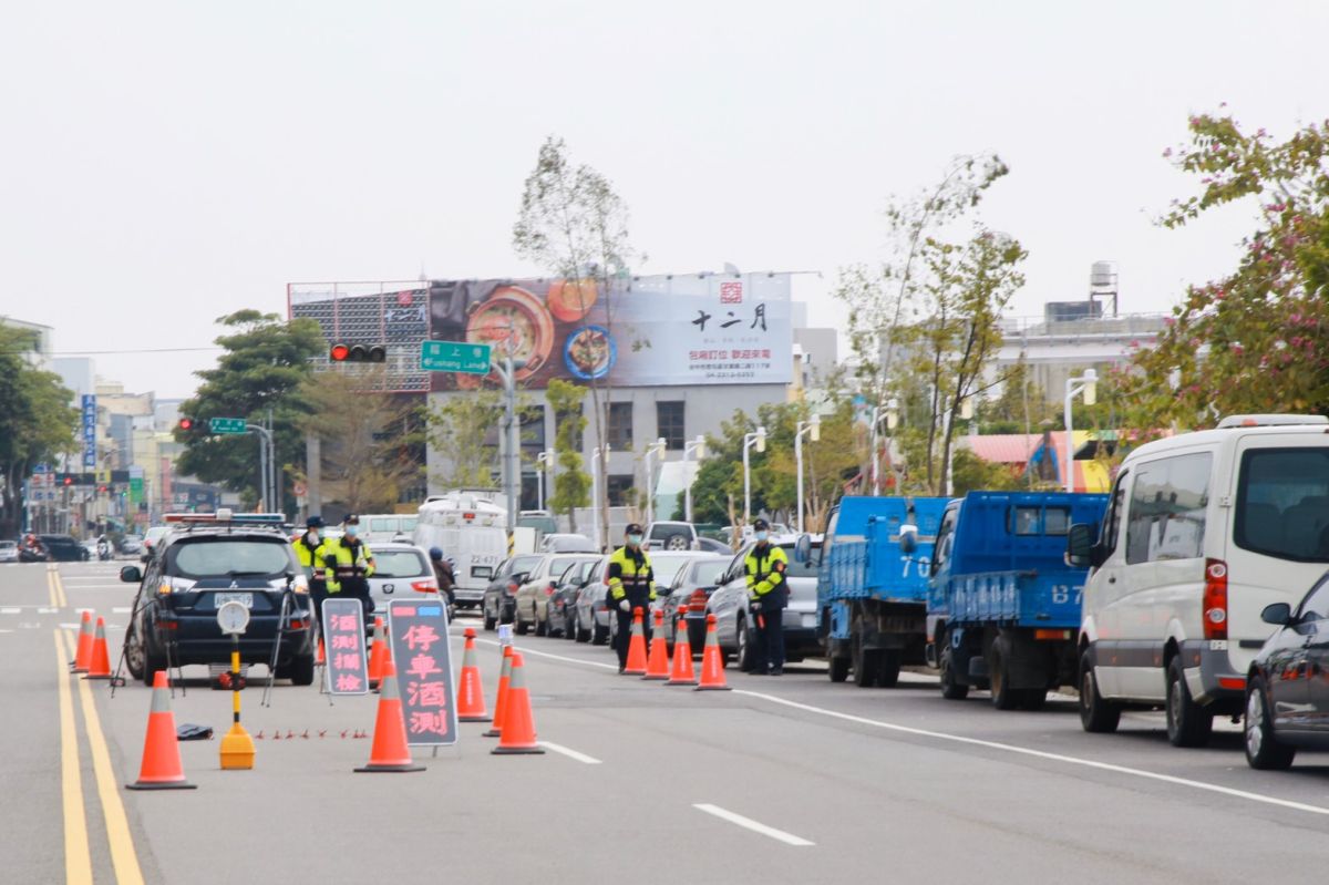 ▲台中市警局第六分局今下午照常執行酒測臨檢。(圖／柳榮俊攝2020.3.6)