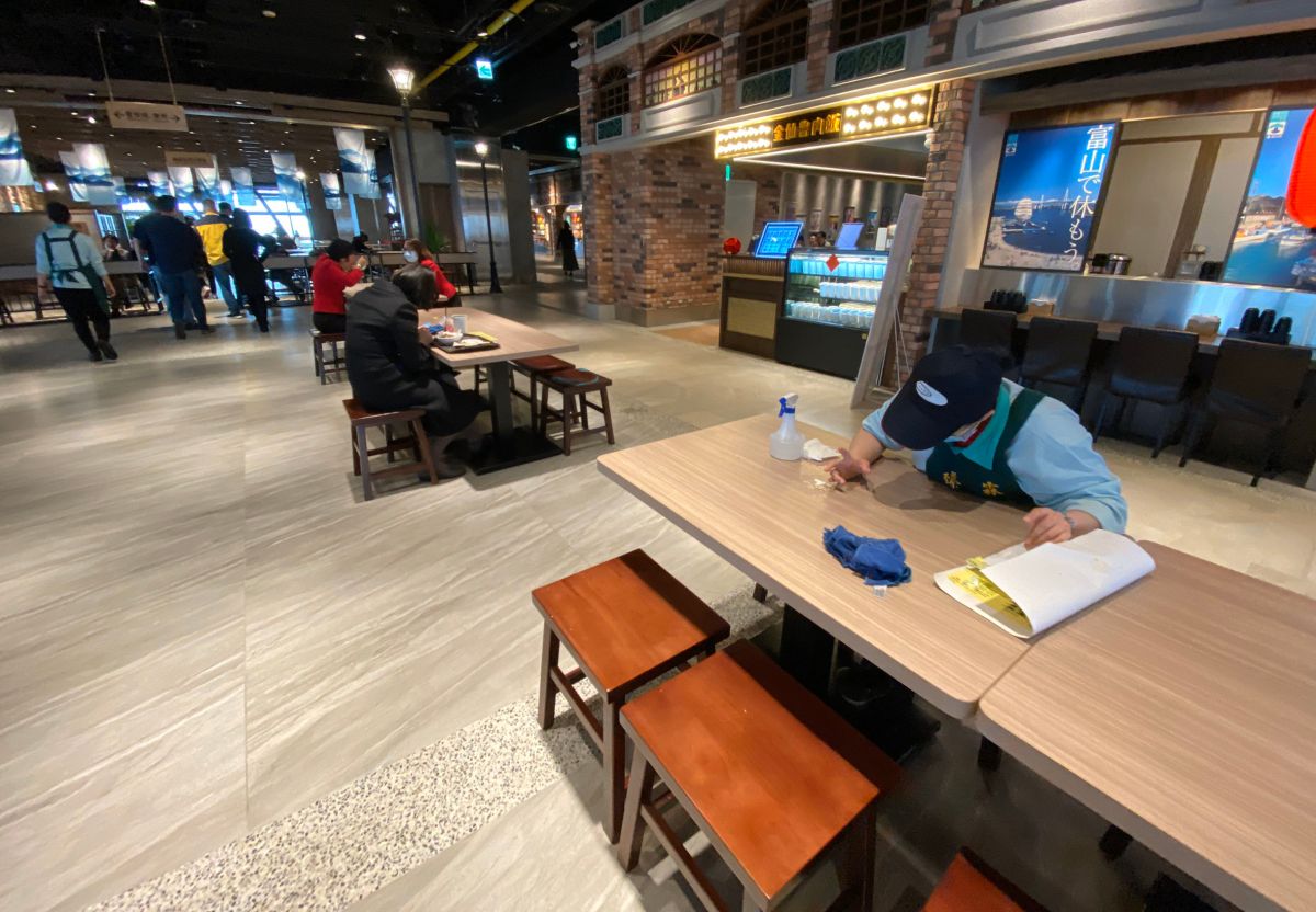 ▲武漢肺炎疫情重創桃園機場商家，第二航廈44家店單日營業額不到70萬元，因為不堪虧損壓力，傳出已有部份店家申請撤櫃或暫停歇業。（圖／記者李春台攝, 2020.03.06）