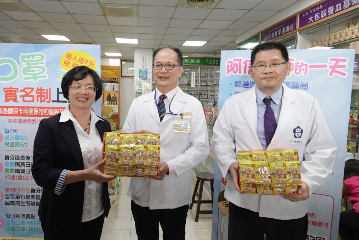 ▲彰化縣長王惠美至溪湖慶華社區藥局向防疫前線夥伴加油打氣，特別贈送乖乖、蠻牛與媽祖餅，希望「病毒能乖乖」遠離。（圖／記者陳雅芳攝，2020.03.06）