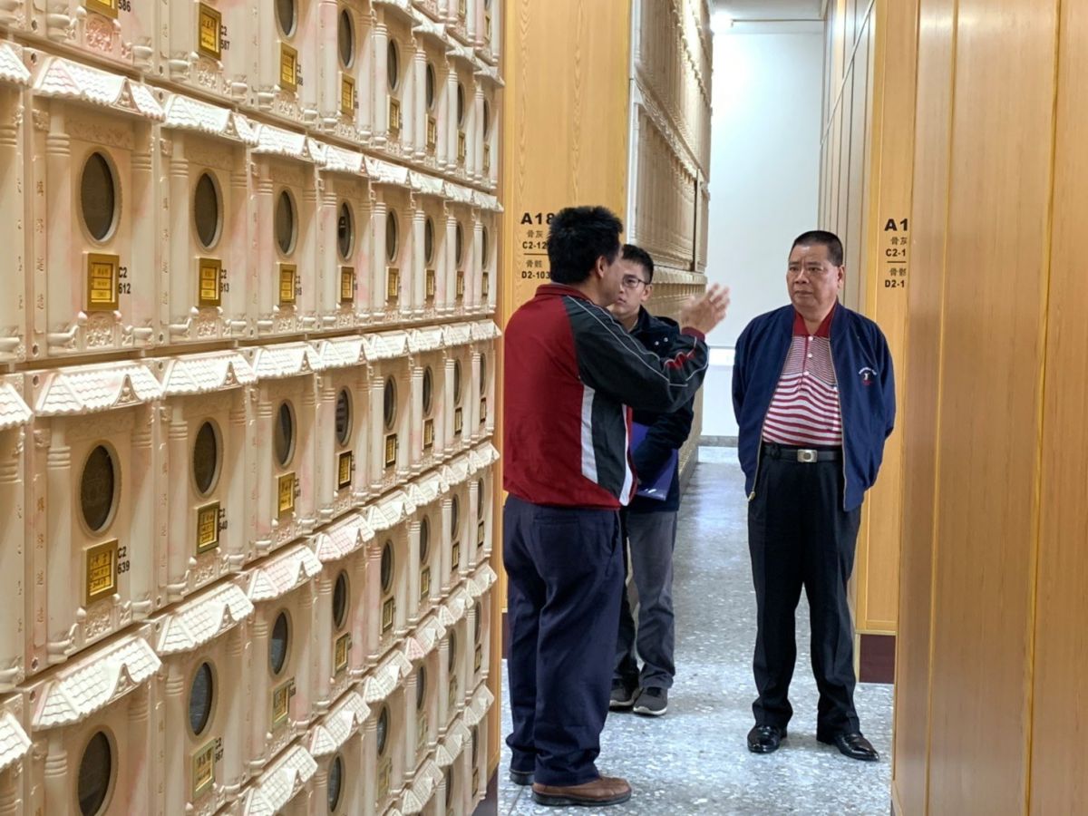 ▲社頭鄉長劉錦昌至第六公墓禮儀廳緊盯防範疫情措施。（圖／記者陳雅芳攝，2020.03.06）