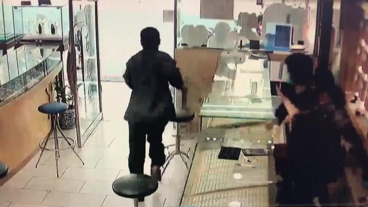 ▲搶匪佯裝顧客挑選金飾，趁店員不注意，一把搶走２條金項鍊。（圖／記者陳聖璋翻攝）