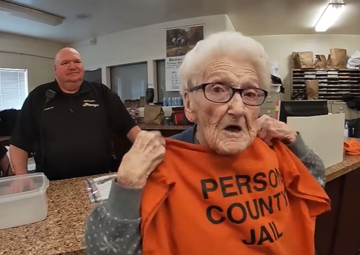 ▲美國北卡 1 位剛滿百歲老太太，在生日當天經歷了趟不可思議的短暫旅程，圓了到監獄走一遭的夢想。（圖／擷取自 Youtube 影片）
