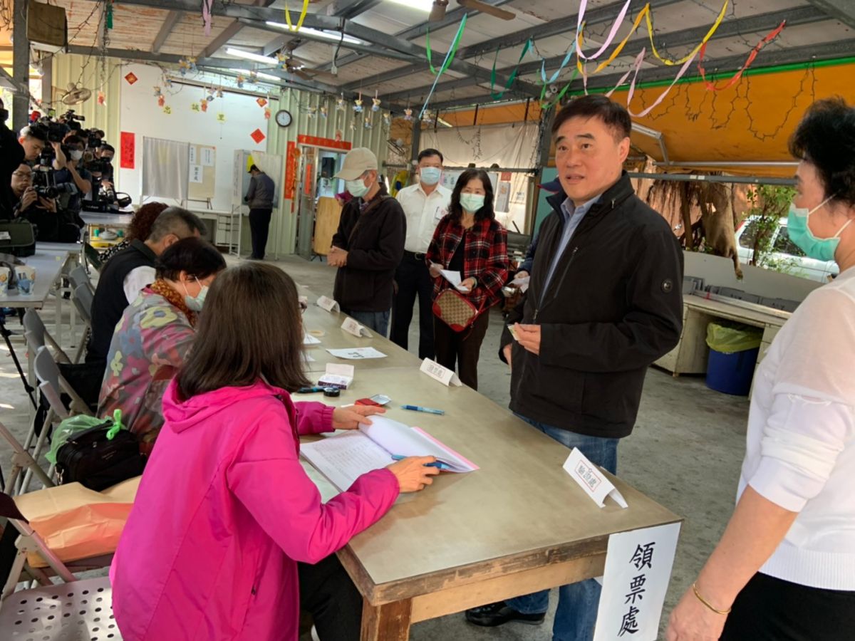 郝龍斌上午10點到住家附近的投票所投票。 (圖/記者吳承翰攝)