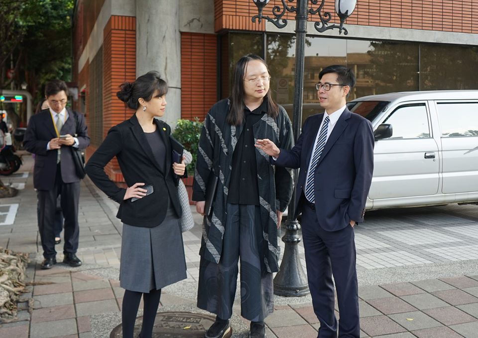 ▲行政院副院長陳其邁（右），與政院數位政委唐鳳（中），討論「口罩實名制2.0」。（圖／翻攝自陳其邁臉書）