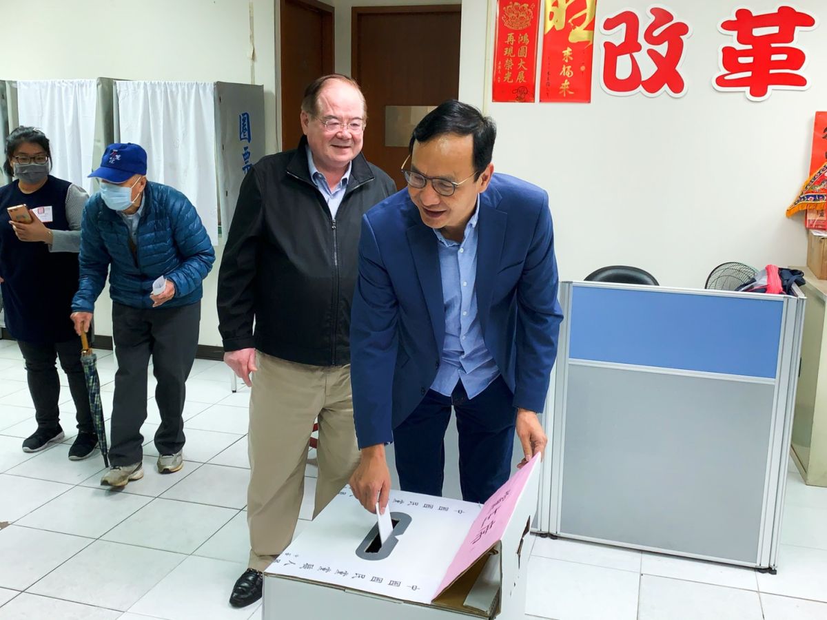 ▲國民黨今（7）舉行黨主席補選和中常委改選，前主席朱立倫上午到新北市黨部投票。（圖／記者宋原彰攝，2020.03.07）