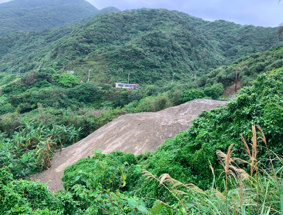 ▲新北市貢寮區有不肖業者，趁近日全民忙於防疫時，違規傾倒大量營建土方共約18,000立方。（圖/農業局提供）