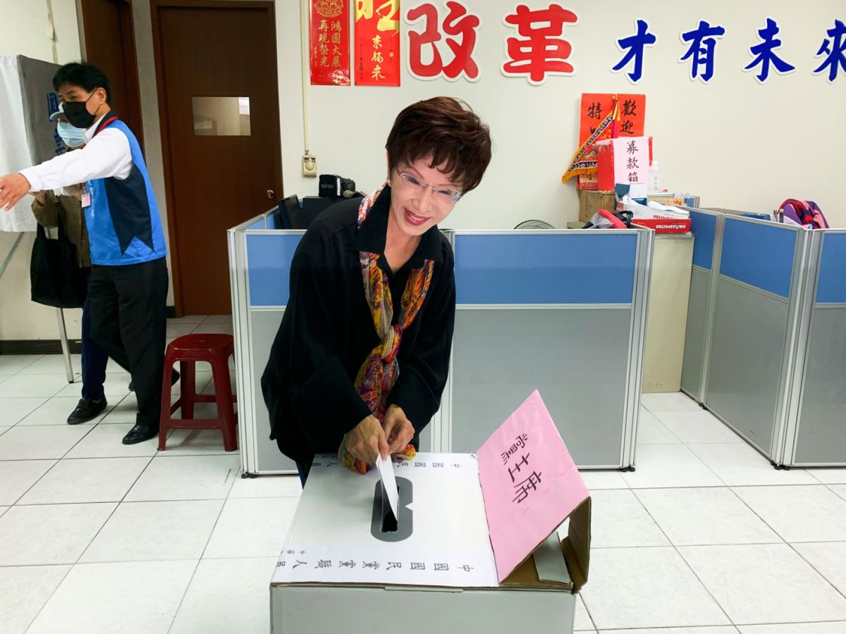 ▲國民黨主席補選、中常委改選今（7）天投票，前主席朱立倫、洪秀柱均在上午前往板橋地方黨部投票。（圖／記者宋原彰攝，2020.03.07）