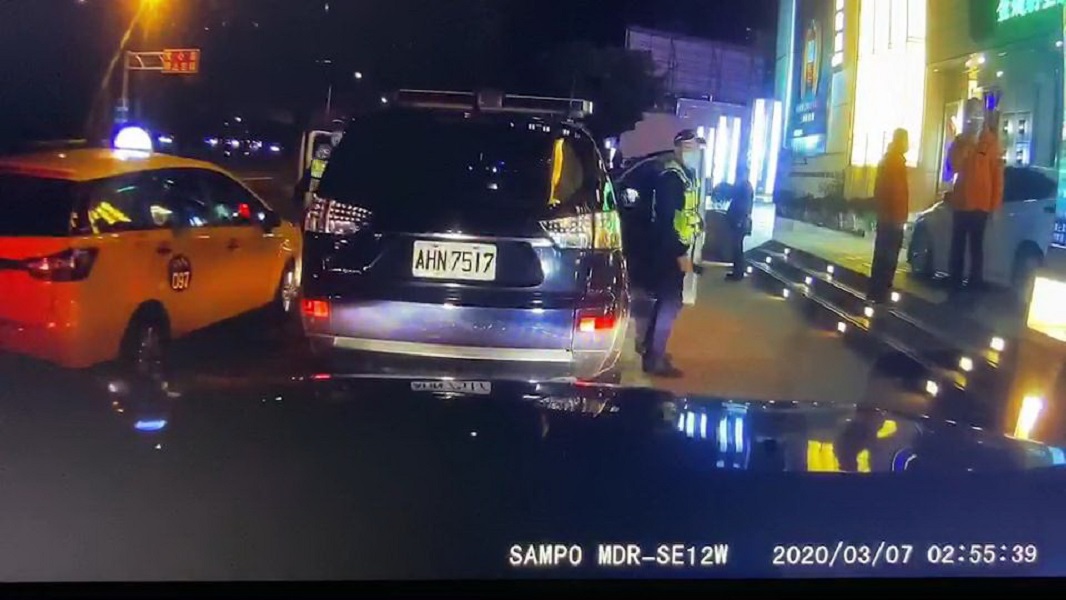 ▲台中市警方迅速趕到金錢豹酒店（圖／警方提供）