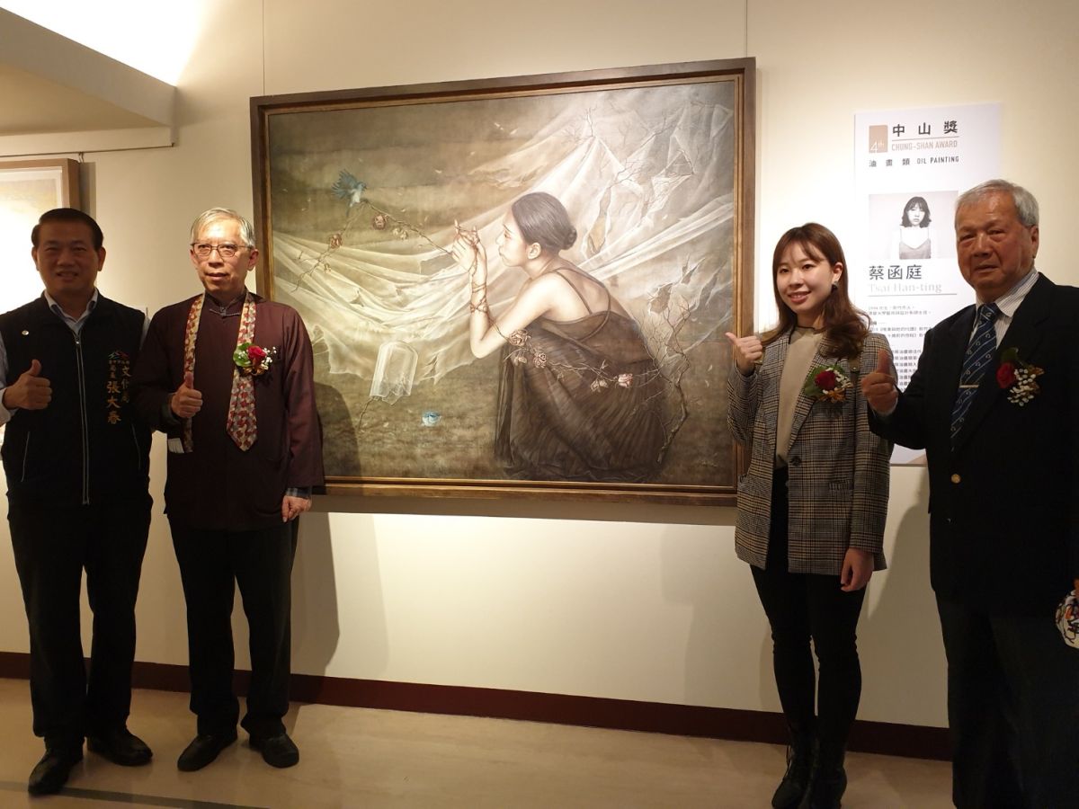 ▲中山青年藝術獎油畫類，由蔡函庭以「幸福的青鳥」勇奪首獎。（圖／金武鳳攝，2020.3.7)