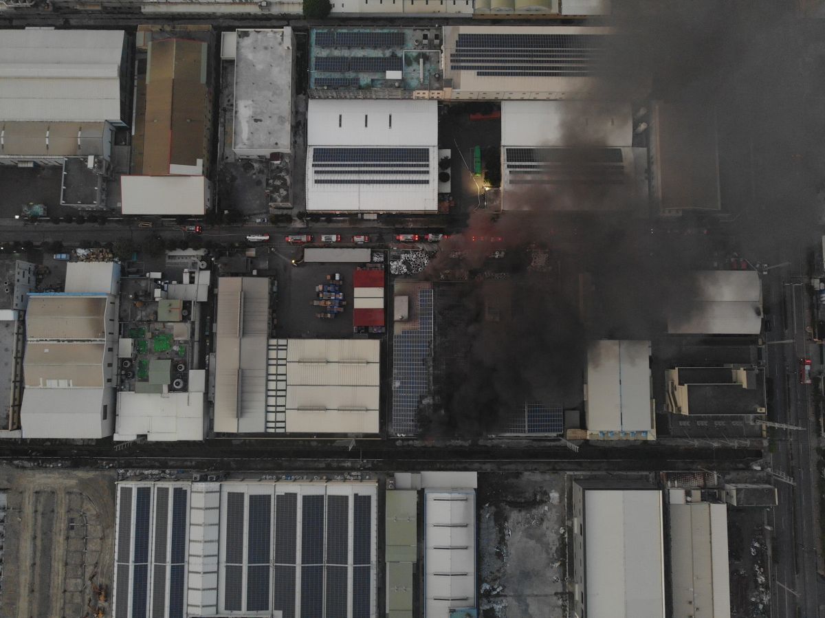 ▲因廠房堆積大量塑膠原料等易燃物品，火勢一發不可收拾，近千坪廠方陷入火海。（阿鋒Amos提供　圖／記者陳雅芳翻攝，2020.03.07）