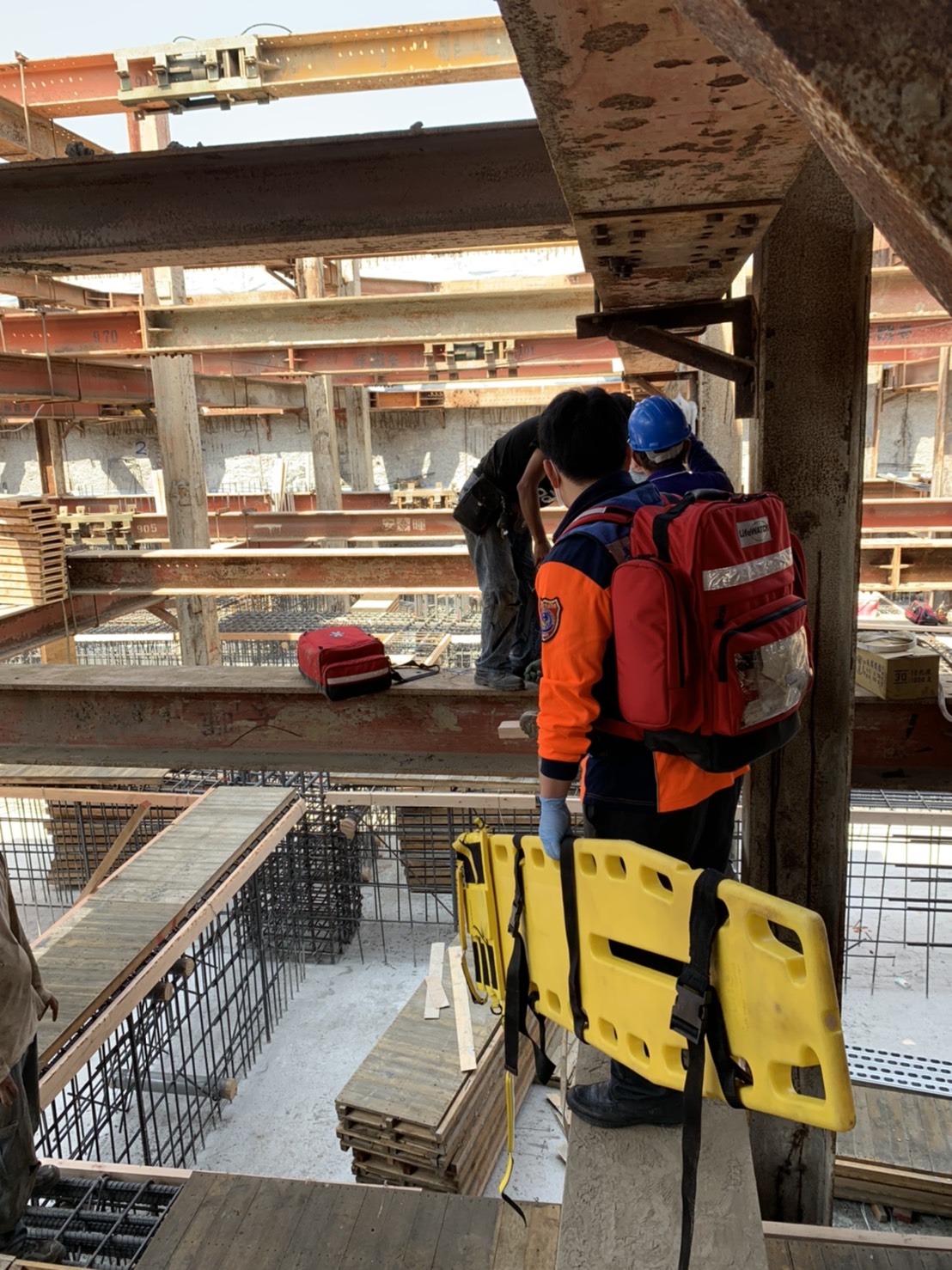 ▲楊姓工人自約３米高處墜落，後腦穿刺傷，當場昏迷、瞳孔放大，性命垂危。（圖／記者陳聖璋翻攝）