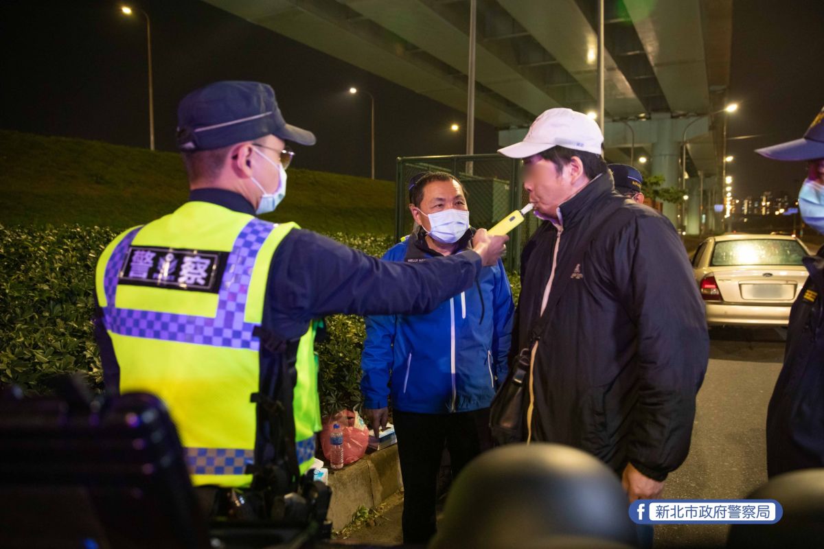 ▲市長侯友宜親自酒測把關流程，並適時提供衛生防護觀念，防止任何防疫破口產生。（圖／新北市新聞局提供）