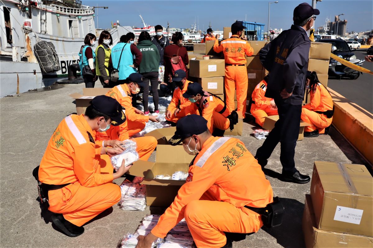 ▲第七岸巡隊接獲情資顯示，有私梟打算偷偷將口罩、額溫槍等防疫物資，透過漁船走私出境，因此加強澎湖地區各漁港安檢所船筏進出港安檢率及岸際巡查勤務，以確保國家防疫能量。。（圖／記者張塵攝，2020.03.07）
