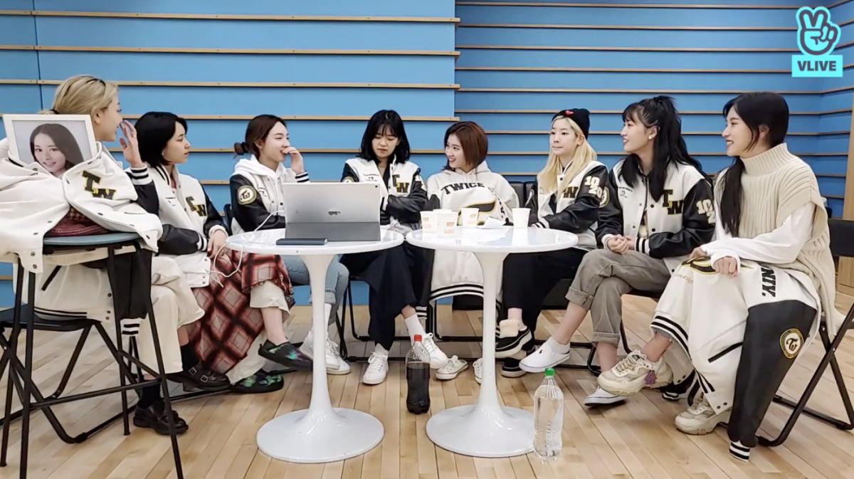 ▲團員特地留了一個位置給子瑜的大頭照（左一）。（圖／翻攝VLIVE）