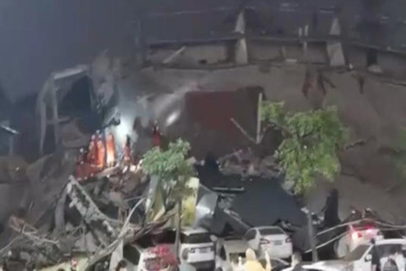 ▲泉州一間飯店突然倒塌，大批救難人員赴現場搶救。（圖／翻攝微博）