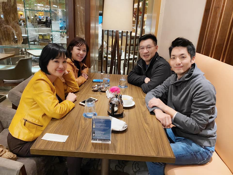 國民黨主席江啟臣(右二)、國民黨團書記長蔣萬安(右一)、前立委柯志恩(左一)、前立委李彥秀(左二)。 (圖/翻攝柯志恩臉書)