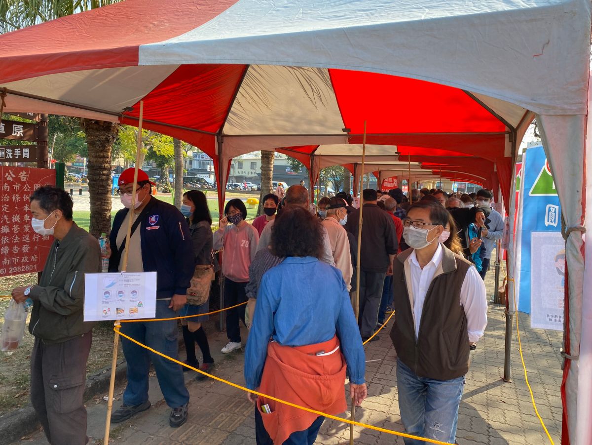 ▲台南在地企業免費發放6萬個口罩，大批民眾排隊領取。（圖／記者陳聖璋翻攝）